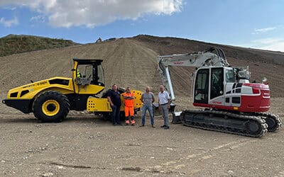 Takeuchi Kompaktbagger und Bomag Walze mit Sonderausstattung ausgeliefert